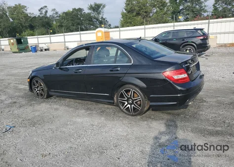 2013 Mercedes-Benz C 350 из США, поврежденный, VIN WDDGF5HB2DR260097